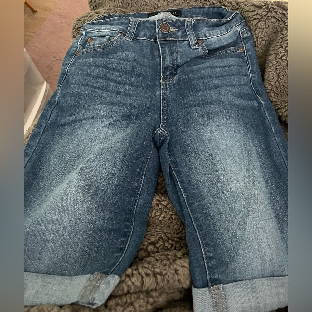 Stylish Women's Cropped Blue Jeans